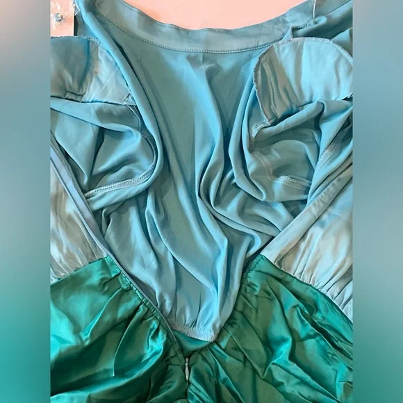 In The Style x Billie Faiers satin contrast high neck ruched skirt in blue/green - Picture 9 of 14